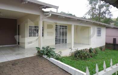 Imagem: A casa possui 4 Dormitórios, 2 Vagas na garagem, 110m² de