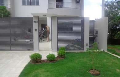 Imagem: A casa possui 3 Dormitórios, 2 Vagas na garagem, 140m² de