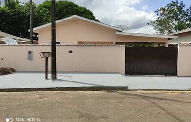 Imagem: A casa possui 2 Dormitórios, 1 Banheiro, 2 Vagas na garagem