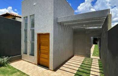 Imagem: A casa possui 3 Dormitórios, 2 Banheiros, 2 Vagas na garagem