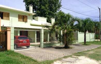 Imagem: A casa possui 3 Dormitórios, 3 Banheiros, 3 Vagas na garagem