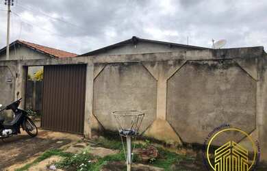 Imagem: A casa possui 4 Dormitórios, 1 Banheiro, 1 Vaga na garagem