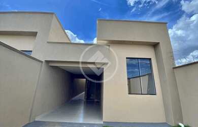 Imagem: A casa possui 3 Dormitórios, 1 Banheiro, 2 Vagas na garagem