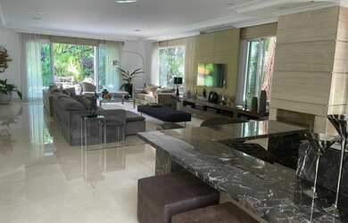 Imagem: A casa possui 4 Dormitórios, 5 Banheiros, 4 Vagas na garagem