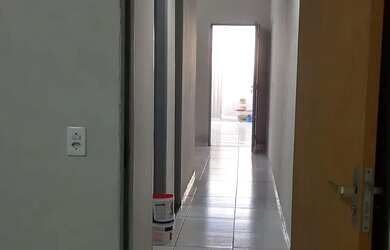 Imagem: A casa possui 2 Dormitórios, 1 Banheiro, 1 Vaga na garagem