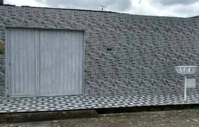 Imagem: A casa possui 3 Dormitórios, 1 Banheiro, 2 Vagas na garagem