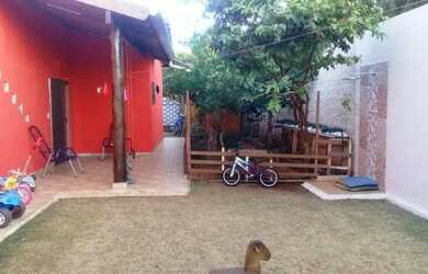 Imagem: A casa possui 2 Dormitórios, 3 Banheiros, 5 Vagas na garagem