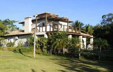 Imagem: A casa em condomínio possui 4 Dormitórios, 3 Banheiros, 4