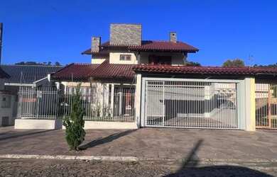 Imagem: A casa possui 4 Dormitórios, 3 Banheiros, 2 Vagas na garagem