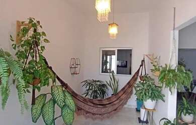 Imagem: A casa possui 3 Dormitórios, 1 Banheiro, 2 Vagas na garagem