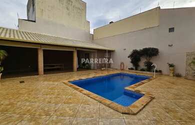 Imagem: A casa possui 3 Dormitórios, 1 Banheiro, 3 Vagas na garagem