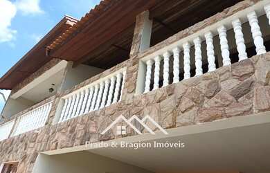 Imagem: A casa possui 3 Dormitórios, 4 Banheiros, 5 Vagas na garagem