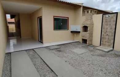 Imagem: A casa possui 3 Dormitórios, 2 Banheiros, 2 Vagas na garagem