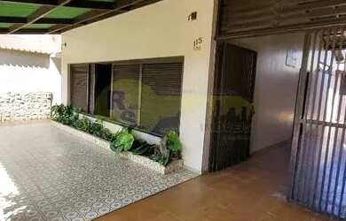 Imagem: A casa e possui 1 Dormitório, Suítes, 2 Banheiros, 5 Vagas