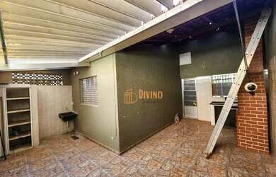 Imagem: A casa possui 2 Dormitórios, 1 Banheiro, 2 Vagas na garagem