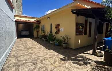 Imagem: A casa possui 4 Dormitórios, 3 Banheiros, 4 Vagas na garagem