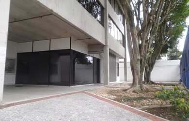 Imagem: O depósito possui 5 Vagas na garagem, 727m² de Área e está