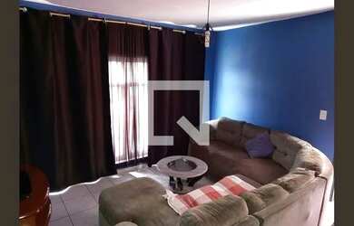 Imagem: A casa possui 4 Dormitórios, 1 Banheiro, 5 Vagas na garagem