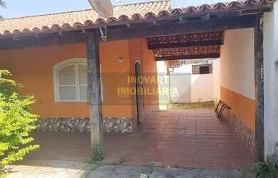 Imagem: A casa possui 2 Dormitórios, 2 Banheiros, 2 Vagas na garagem