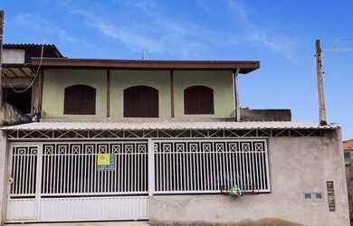 Imagem: A casa possui 3 Dormitórios, 3 Banheiros, 2 Vagas na garagem