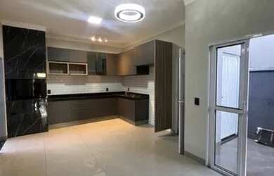 Imagem: A casa possui 3 Dormitórios, 2 Banheiros, 2 Vagas na garagem