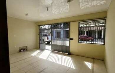 Imagem: A casa possui 3 Dormitórios, 2 Banheiros, 1 Vaga na garagem