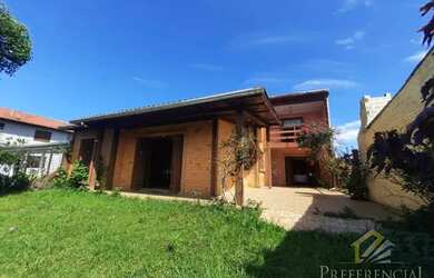 Imagem: A casa possui 4 Dormitórios, 3 Banheiros, 2 Vagas na garagem