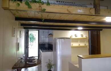 Imagem: A casa possui 1 Dormitório, 1 Banheiro, 1 Vaga na garagem