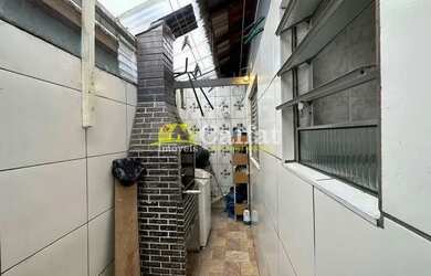 Imagem: A casa possui 1 Dormitório, 1 Banheiro, 1 Vaga na garagem e