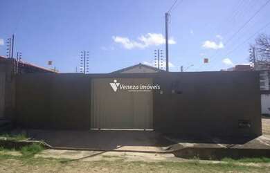 Imagem: A casa possui 3 Dormitórios, 2 Banheiros, 4 Vagas na garagem