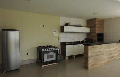 Imagem: A casa em condomínio possui 3 Dormitórios, 1 Banheiro, 2 Vagas