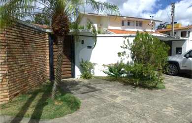 Imagem: A casa possui 5 Dormitórios, 5 Banheiros, 4 Vagas na garagem