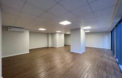 Imagem: O depósito possui 1 Vaga na garagem, 98m² de Área e está