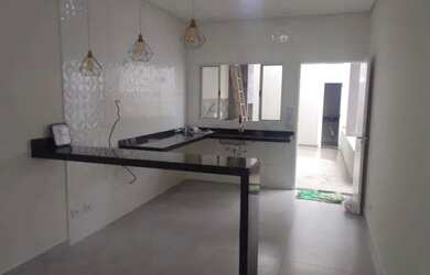 Imagem: A casa possui 3 Dormitórios, 1 Banheiro, 2 Vagas na garagem