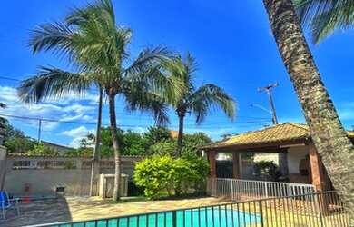 Imagem: A casa possui 3 Dormitórios, 3 Banheiros, 2 Vagas na garagem