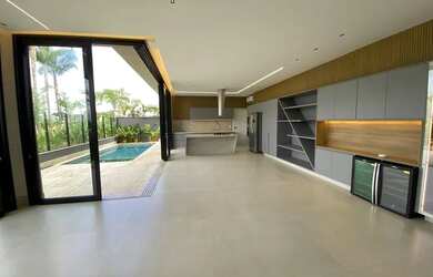 Imagem: A casa em condomínio possui 4 Dormitórios, 5 Banheiros, 5