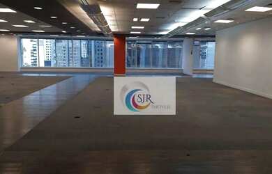 Imagem: O depósito para alugar possui 5 Vagas na garagem e 528m² de