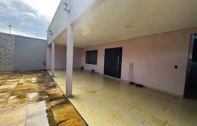 Imagem: A casa possui 2 Dormitórios, 2 Banheiros, 2 Vagas na garagem