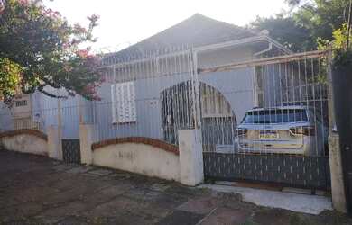 Imagem: A casa possui 2 Dormitórios, 2 Banheiros, 2 Vagas na garagem