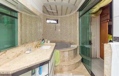 Imagem: A casa possui 5 Dormitórios, 5 Banheiros, 5 Vagas na garagem