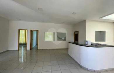 Imagem: O depósito possui 3 Vagas na garagem, 130m² de Área e está