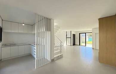 Imagem: A casa possui 3 Dormitórios, 3 Banheiros, 2 Vagas na garagem