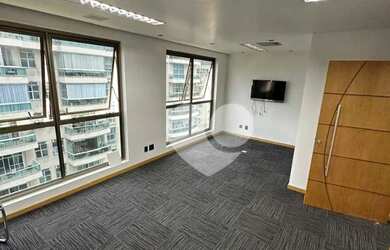 Imagem: O depósito possui 2 Vagas na garagem, 77m² de Área e está