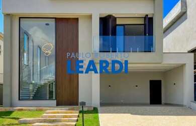 Imagem: A casa em condomínio possui 4 Dormitórios, 4 Banheiros, 4