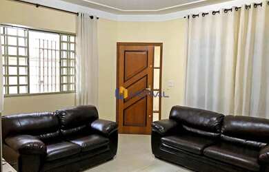 Imagem: A casa possui 3 Dormitórios, 2 Banheiros, 2 Vagas na garagem