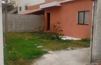 Imagem: A casa possui 2 Dormitórios, Acomodam 10 pessoas e 2 Vagas