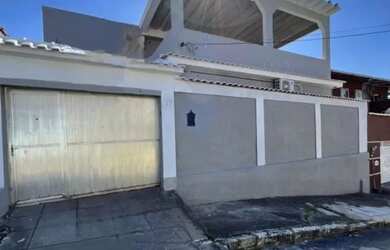 Imagem: A casa possui 3 Dormitórios, 3 Banheiros, 1 Vaga na garagem