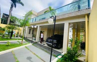 Imagem: A casa possui 4 Dormitórios, 2 Banheiros, 5 Vagas na garagem