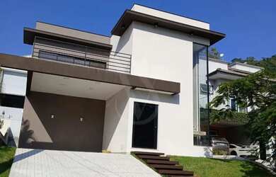 Imagem: A casa possui 3 Dormitórios, 3 Banheiros, 4 Vagas na garagem