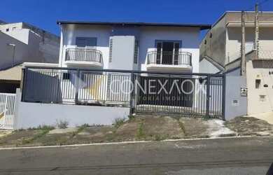 Imagem: A casa possui 3 Dormitórios, 3 Banheiros, 5 Vagas na garagem